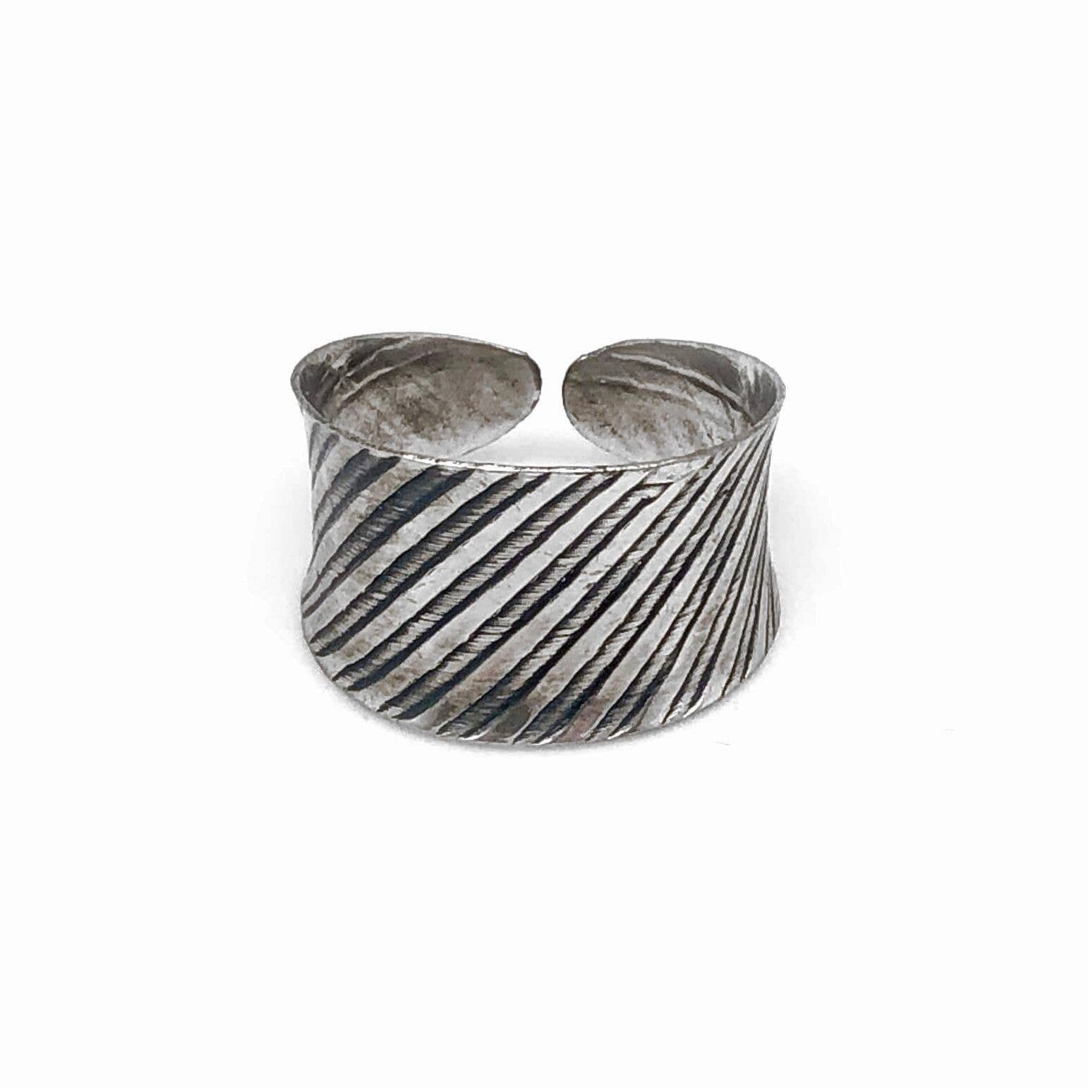 Kashi Diagonal Stripes Embossed Ring