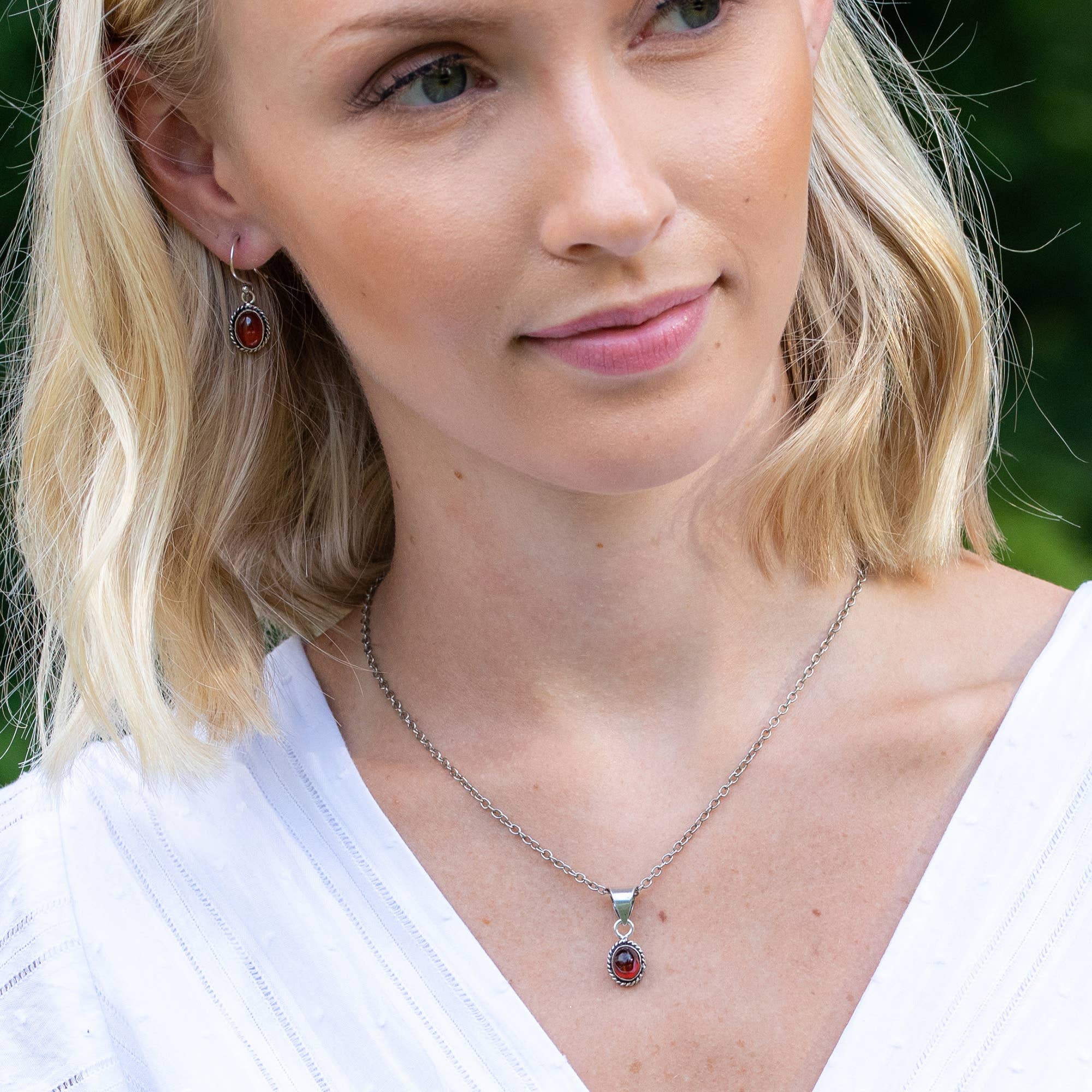 Handcrafted Semiprecious Small Stone Necklace - Garnet